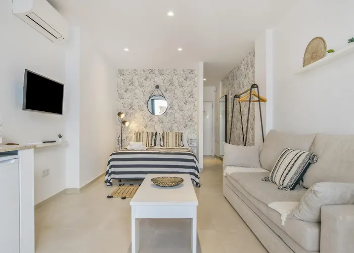 Black And White 1 11 Aparthotel Tarifa